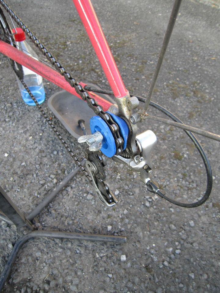 Cleaning a rear discount derailleur